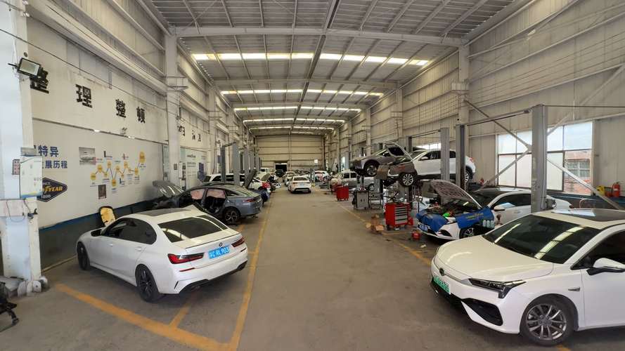自有3000㎡标准化维修工场,配备15个维修举升工位,具备二类机动车维修