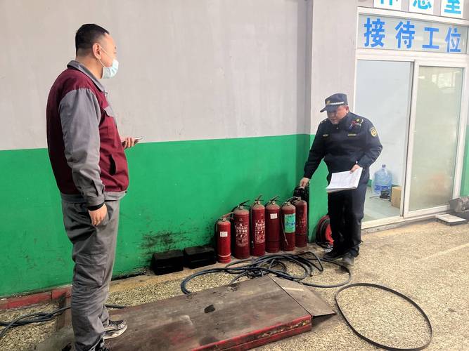 通过属地自查,专项检查,联动巡查等方式,分类排查机动车修理业,邮政业